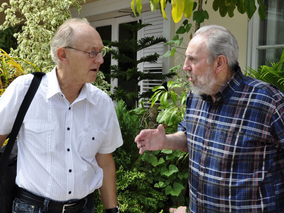 Chossudovsky meets with Castro in 2010.