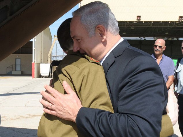 גלעד שליט עם בנימין נתניהו 2011 (GettyImages)
