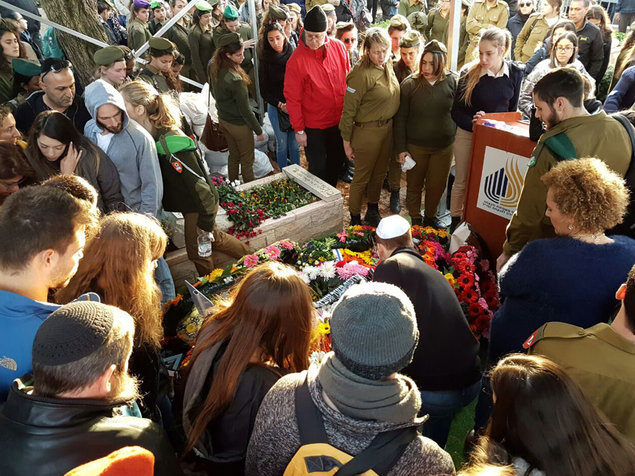 קברה של סג"ם יעל יקותיאל , צוערת בקורס קצינים שנהרגה בפיגוע הדריסה בשכונת ארמון הנציב בירושלים, 9 בינואר 2017 (תצפית TPS , TPS, קובי ריכטר)