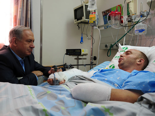 ביקור בנימין נתניהו בבית החולים סורוקה את, סרן זיו שילון ,אוקטובר 2012 (לשכת העיתונות הממשלתית)