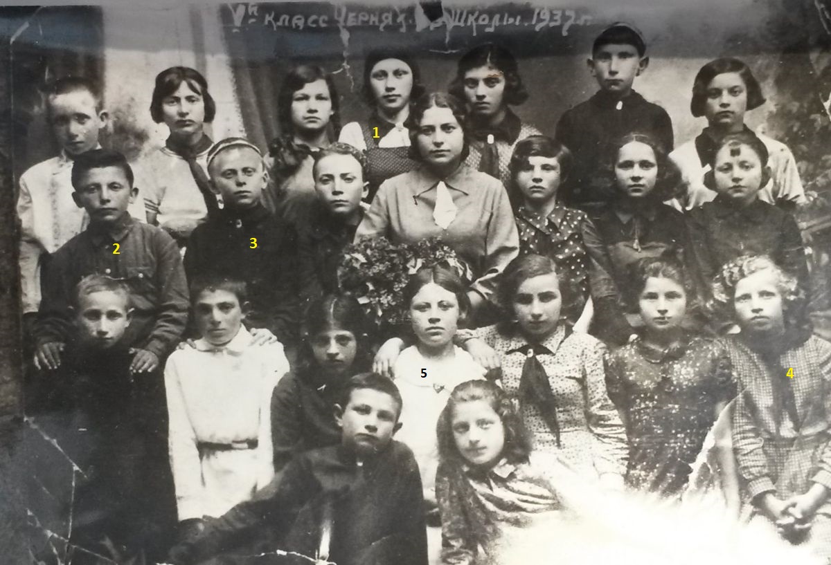 Jewish school in Cherniakhov, 1937. 1 - Shura Kovalenko (lived in Cherniakov and Korosten, died in Israel), 2 - Mark Semenovich Giterman (survived in WWII, colonel, lived in USA), 3 - Kisselman (survived in WWII, died in Ashdod, Israel on Victtory day 9-May), 4 - Manya Landman (she was a nurse in Soviet Army during WWII, woked in kindergarten), 5 - Faina Makovoz (emigrated to USA). Photo provided by Raisa Makovoz.