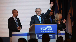 עמיר בניון ותומכי הליכוד בגני התערוכה בהכרזה על התוצאות, 17 במרץ 2015 (ראובן קסטרו)