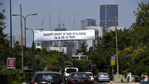 שלט חוצות אודות חסימת צומת מעריב לטובת עבודות הרכבת הקלה, תל אביב 9 באוגוסט 2015 (ראובן קסטרו)