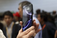 アップルは現行モデルの約8ミリの厚さよりも薄いiPhoneを発表する計画だ。写真はiPhone16＝AP