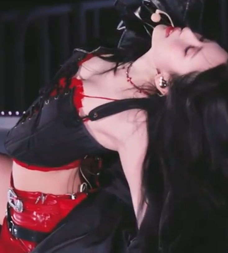 검정 코르셋 배꼽 + 빨간 초미니 쩍벌 허벅지 트와이스 미나 모모