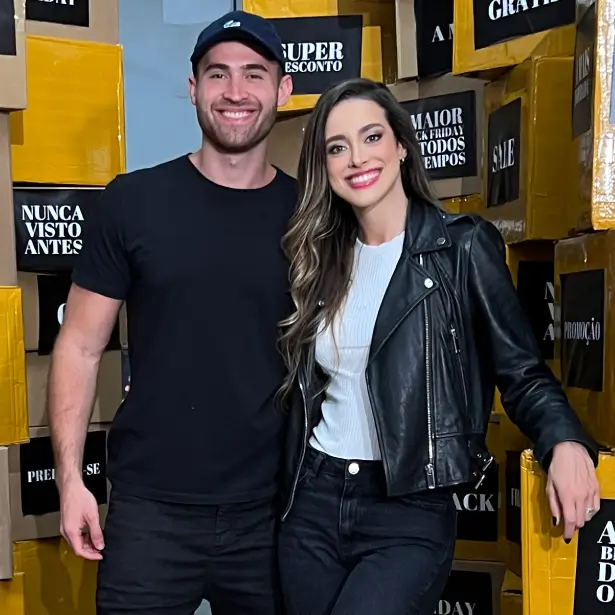 Foto do casal de empreendedores Junior Kirchner e Uana Kirchner, fundadores da loja virtual de moda Saint Germain, um dos cases de sucesso da Nuvemshop Next.