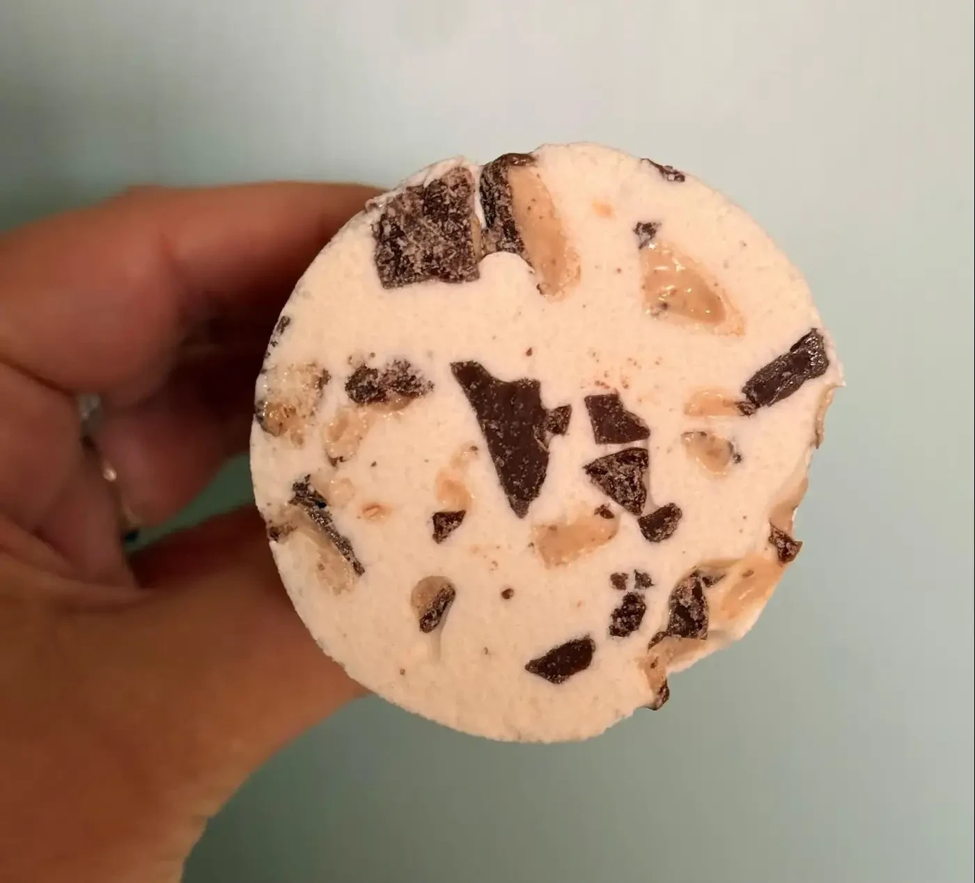 Vanilla flavored cream ice cream with crunchy toffee pieces coated in chocolate fudge