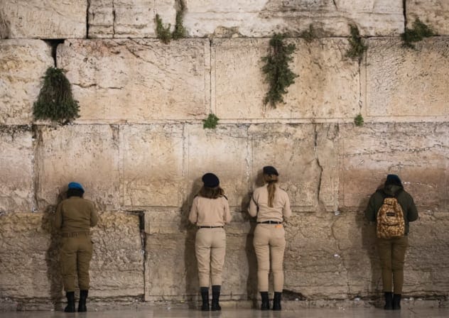 FEMALE SOLDIERS pray at the Kotel during Remembrance Day in April.