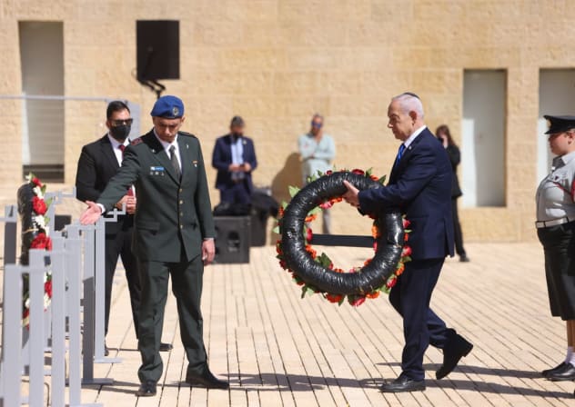 Prime Minister Benjamin Netanyahu lays a wreath during a Holocaust memorial ceremony at Yad Vashem, April 14, 2026