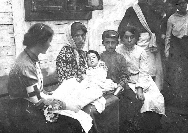 Nurses stand with victims of the Bialystok pogrom in June 1906. 