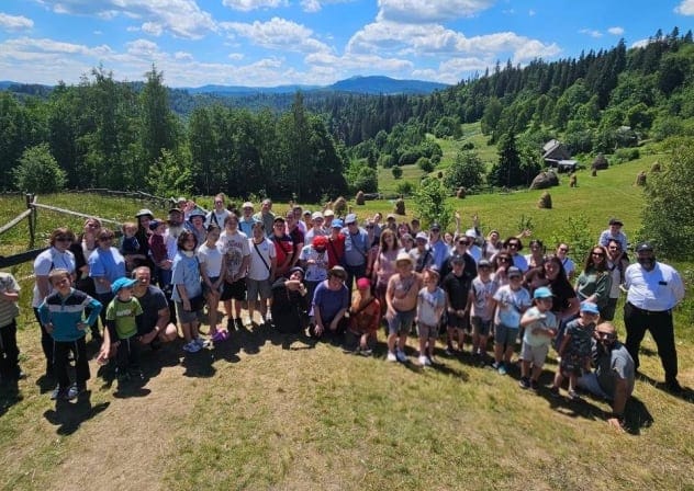Jewish families at a JRNU respite camp in the mountains.