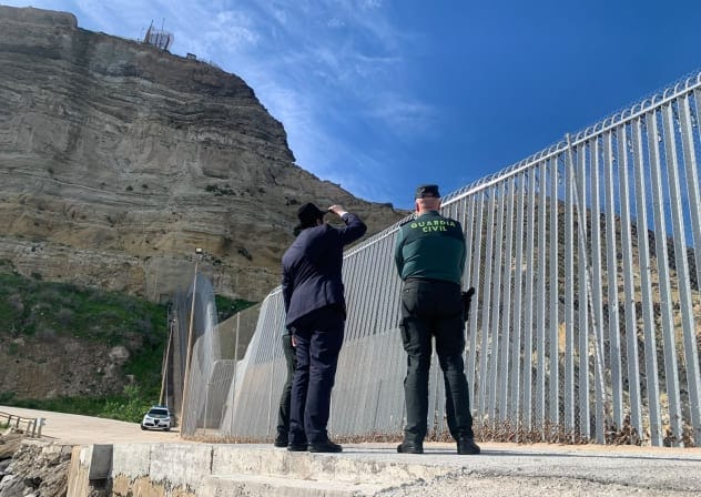 RABBI AARON PERETZ reviews the security fence on the border between Melilla and Morocco, accompanied by agents of the Civil Guard, last July.