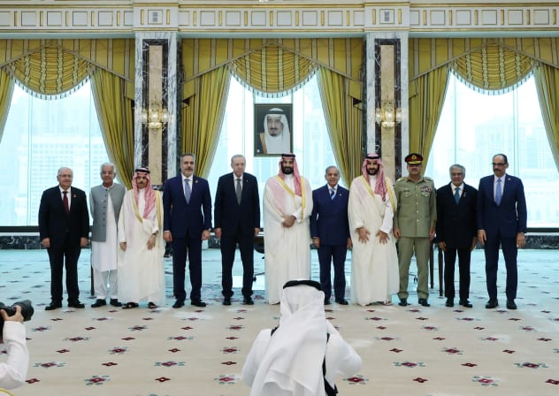 Turkish President Tayyip Erdogan, Saudi Crown Prince Mohammed bin Salman and Pakistan's Prime Minister Shehbaz Sharif, accompanied by their ministers of Foreign Affairs and Defence, pose after signing a joint defense agreement in Mecca, Saudi Arabia, August 7, 2026. 