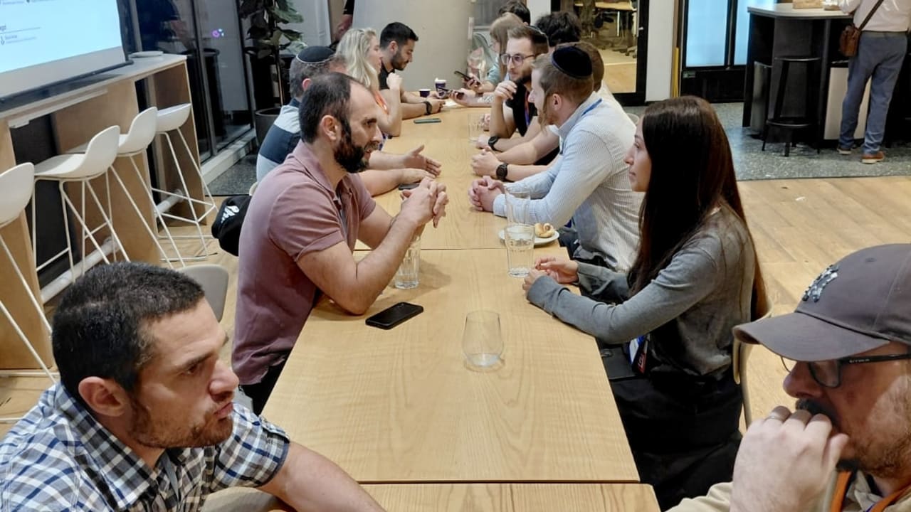 Olim job seekers have one-to-one meetings with mentors and recruiters.