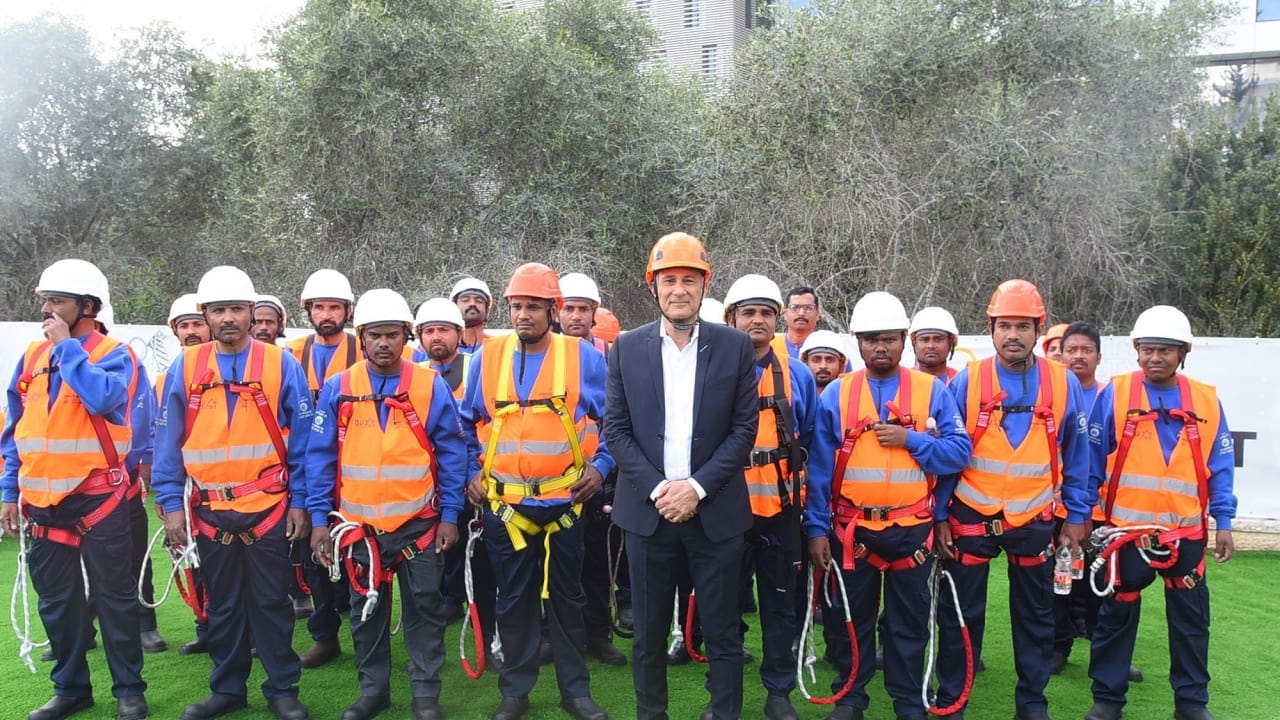 Foreign workers in the construction industry with Eldad Nitzan, chairman of the foreign manpower corporations. 