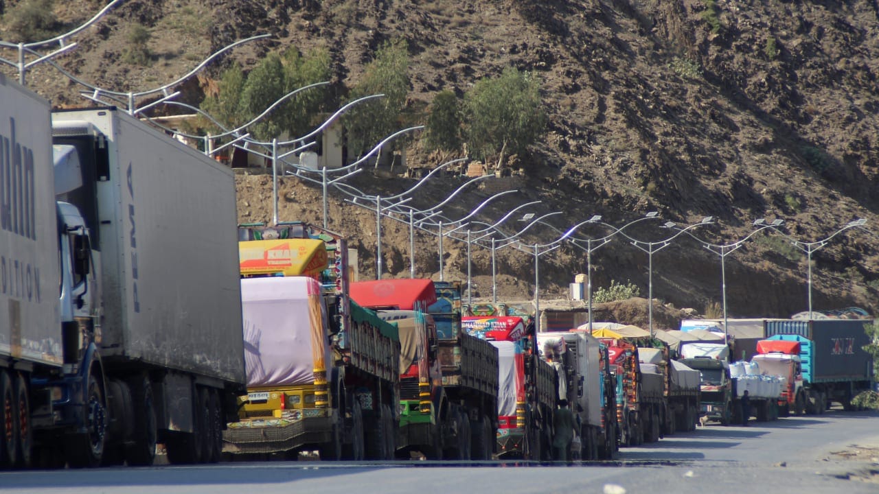  AFGHANISTAN-PAKISTAN-UNREST Goods carrier trucks stalled near the closed Torkham border crossing between Afghanistan and Pakistan in Nangarhar province on October 21, 2025.