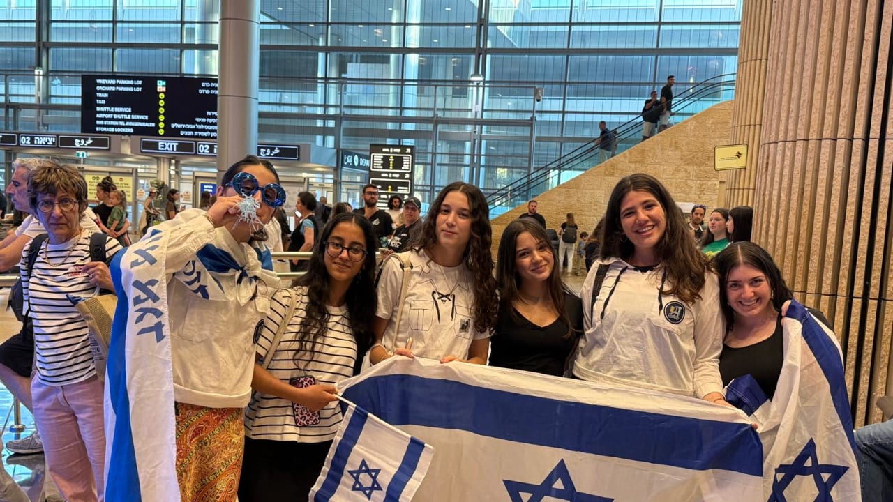 Bnei Akiva teens welcome new immigrants at Ben-Gurion Airport day and night.