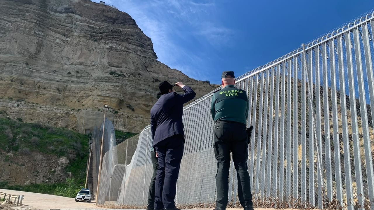 RABBI AARON PERETZ reviews the security fence on the border between Melilla and Morocco, accompanied by agents of the Civil Guard, last July.