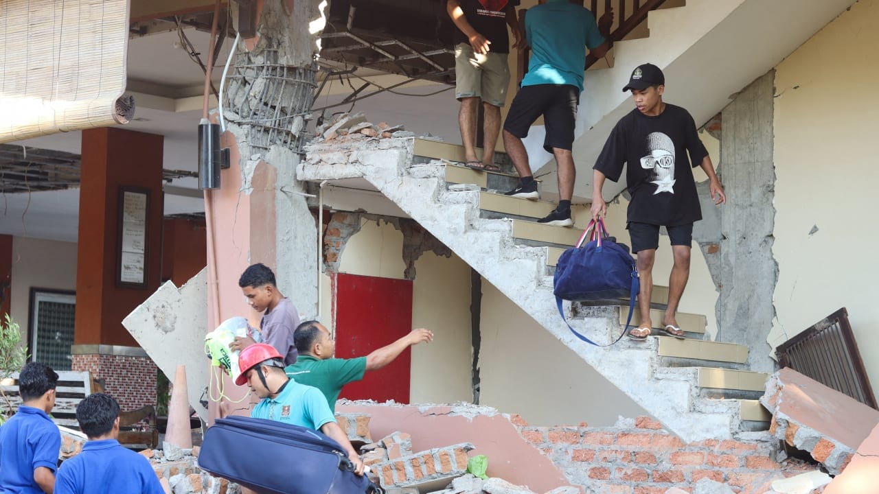 People evacuate from a building collapse at Jayakarta hotel following an earthquake of magnitude 7.7, in Labuan Bajo, East Nusa Tenggara, Indonesia, August 15, 2026.