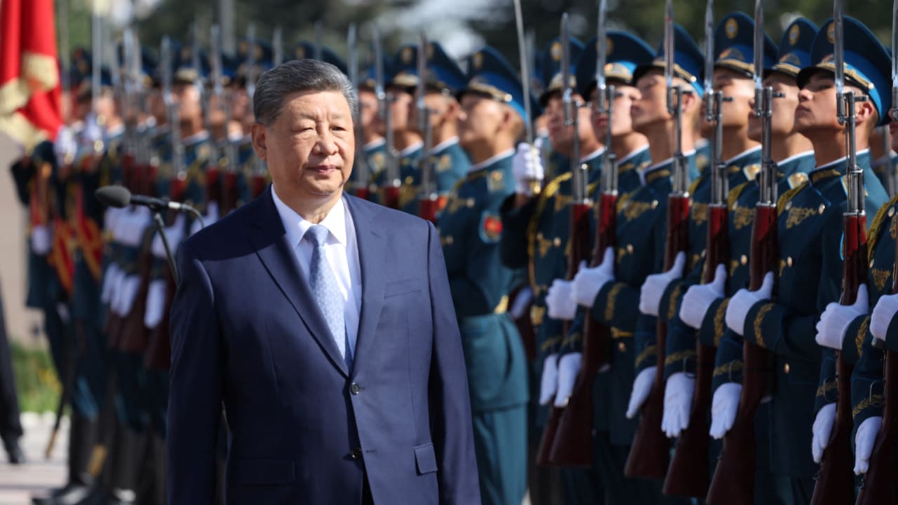 Chinese President Xi Jinping walks past guards of honour as he takes part in a welcoming ceremony in Bishkek, Kyrgyzstan, August 31, 2026. 