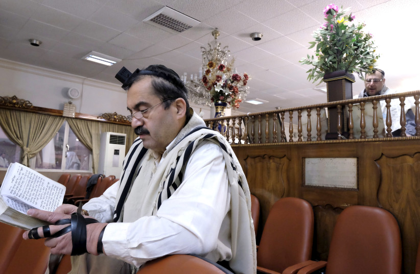 An Iranian Jew prays at the Abrishami synagogue at Palestine street in Tehran December 24, 2015. (photo credit: REUTERS)