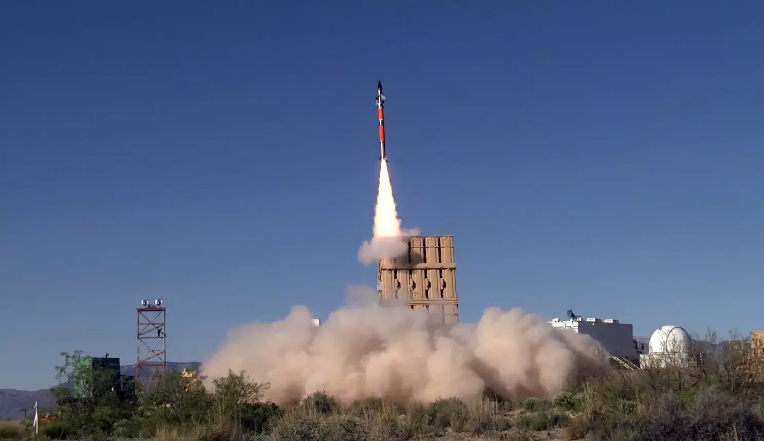 ניסוי הטיל המיירט של כיפת ברזל בארצות הברית. אפריל 2016 מערכת כיפת ברזל. תכנון מדויק של מערכת הנעה ושיגור