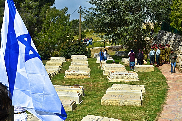 Yom HaZikaron at the Gush Etzion Cemetery