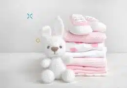 נעלי תינוק, בובה ושמיכות