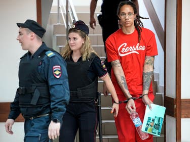 La estrella de la WNBA y dos veces medallista de oro olímpica Brittney Griner es escoltada a una sala del tribunal para una audiencia en Khimki, en las afueras de Moscú, Rusia, el jueves 7 de julio de 2022.