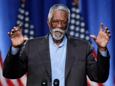 El ex jugador de baloncesto de los Boston Celtics, Bill Russell, se dirige a una audiencia durante un evento de recaudación de fondos para la campaña, en Boston, el 18 de mayo de 2011.