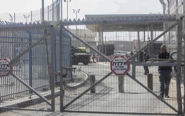 Israeli security forces at the Qalandiya checkpoint near Ramallah, on November 22, 2016 (Flash90) Israeli security forces at the Qalandiya checkpoint near Ramallah, on November 22, 2016 (Flash90)