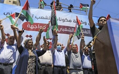 Hamas leader Yahya Sinwar (4th L) takes part in a rally as Palestinians call for a "Day of Rage" to protest Israel's plan to annex parts of the West Bank, in Gaza City on July 1, 2020. (MAHMUD HAMS / AFP)
