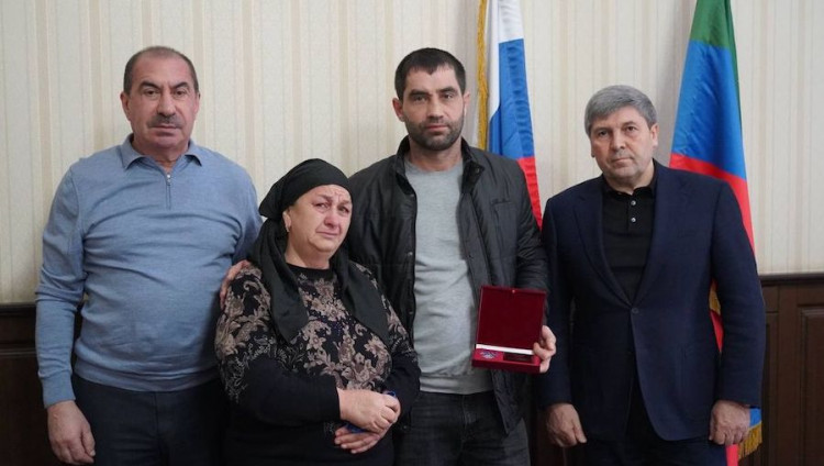 Семье погибшего в теракте охранника дербентской синагоги передали медаль «За проявленное мужество»