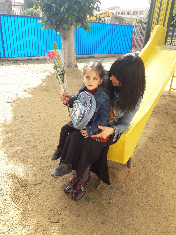 יום הסבתא, יעל והנכדה יעלי, בגן של יעלי (צילום: יעל מזרחי)