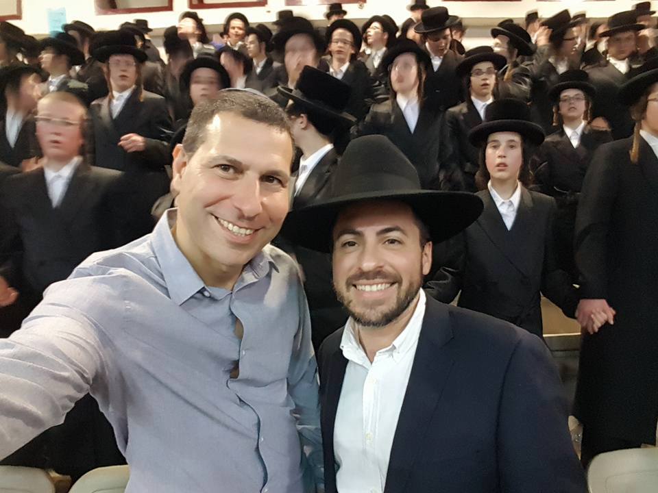 אייזיקוביץ עם פז כהן בחתונה חרדית