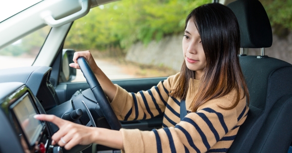 נהג באמצעות מערכות GPS של המכונית