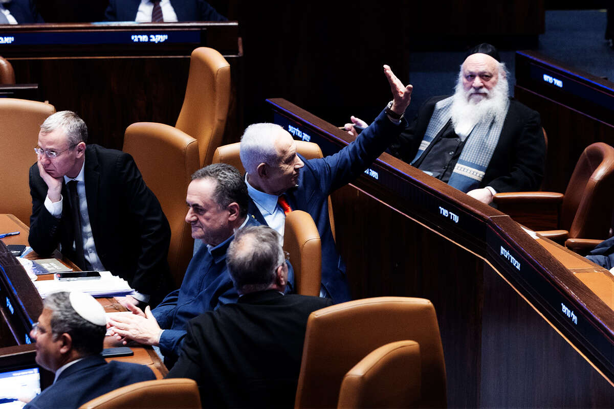 Netanyahu in the Knesset plenum