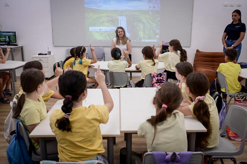 תלמידים ביום הראשון של שנת הלימודים בבית ספר בתל אביב, ב-1 בספטמבר 2024 (צילום: אבשלום ששוני / פלאש90) תלמידים ביום הראשון של שנת הלימודים בבית ספר בתל אביב, ב-1 בספטמבר 2024 (צילום: אבשלום ששוני / פלאש90)