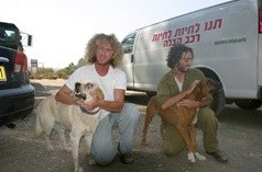 צביקה ליזרוביץ' מחלץ כלבים בצפון בזמן המלחמה