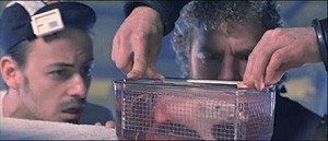מתוך הסרט The Abyss ( מצולות , 1989). כדי להמחיש שחולדה נושמת כביכול בתוך נוזל מיוחד, צילמו אותה נאבקת על חייה...