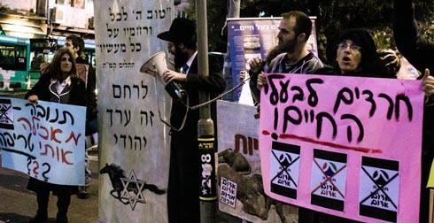 הפגנת בחמלה בעקבות חשיפת ההתעלות ב אדום אדום , מותג הזוכה לכשרות מהדרין